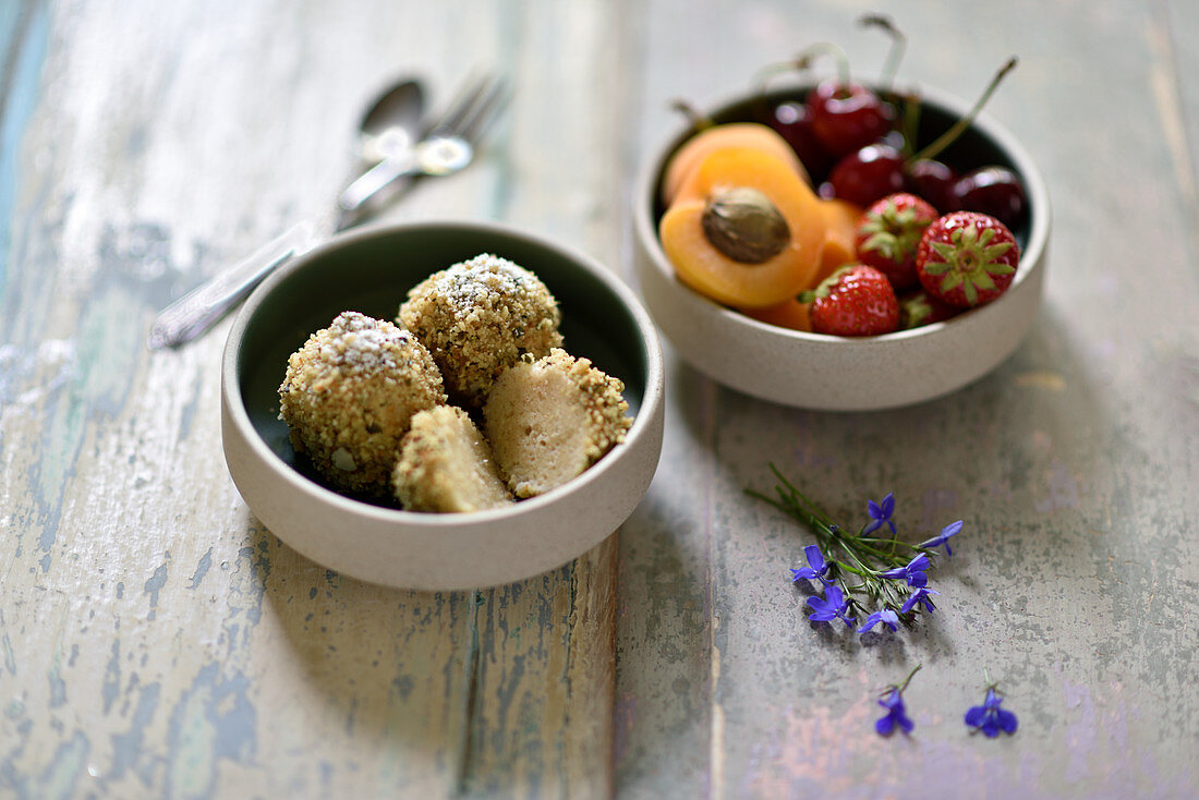 Vegane Topfenknödel mit Kürbiskernbröseln, dazu Früchte