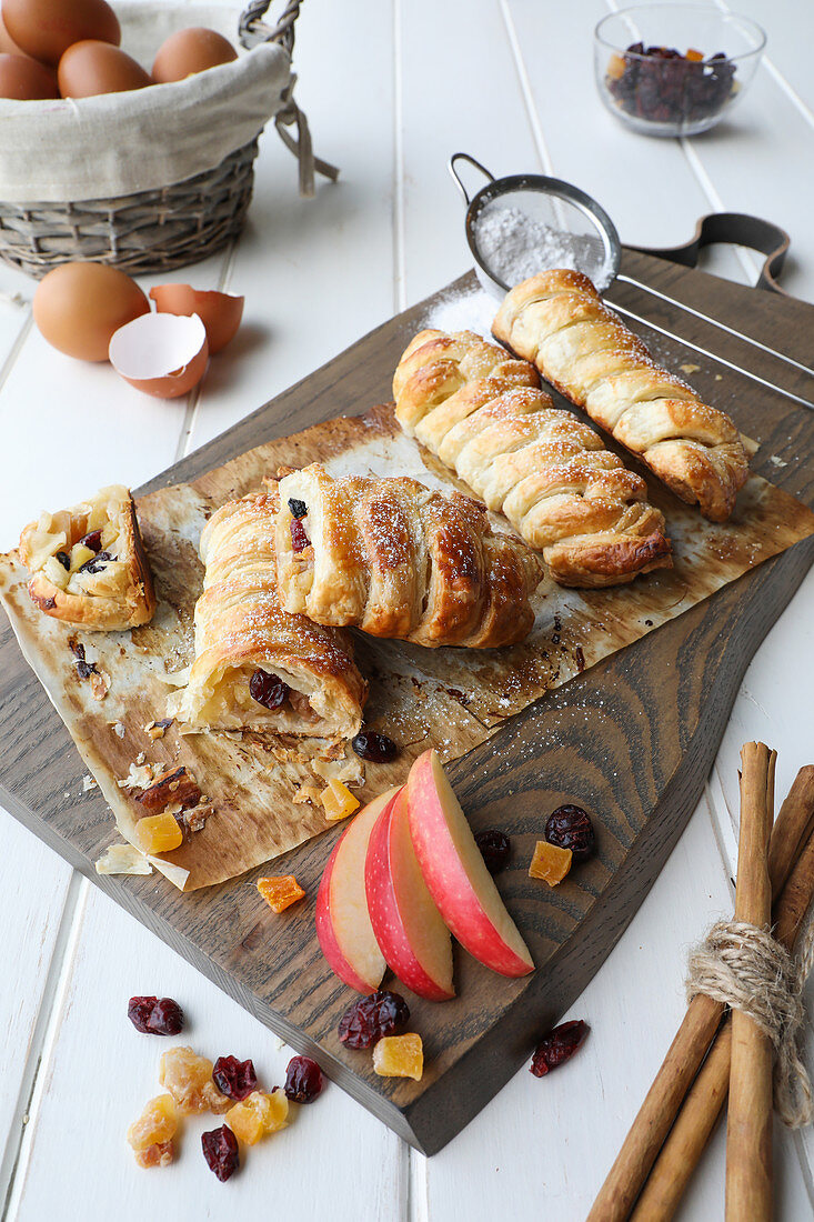 Strudelgebäck mit Apfel-Rosinenfüllung