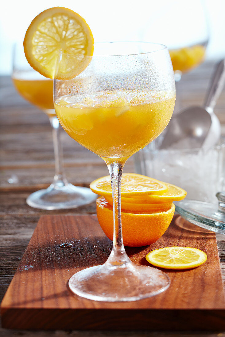 Alkoholfreier Cocktail (Mocktail) mit Ananas, Orange, Zitrone und Apfel