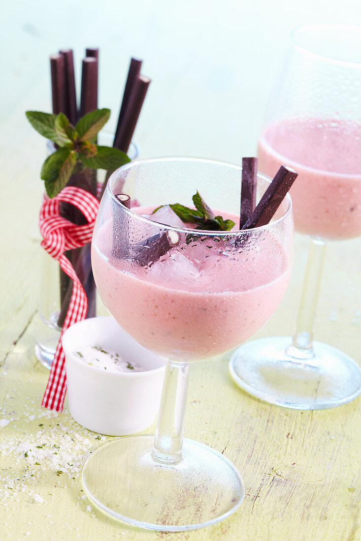 Erdbeer-Minz-Shake mit Pfefferminz-Zucker, Schokolade und Eiswürfeln