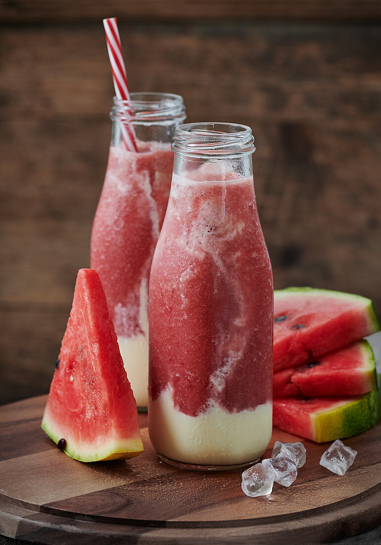 Eiskalter Melonensmoothie mit Wassermelone, Galiamelone und Joghurt