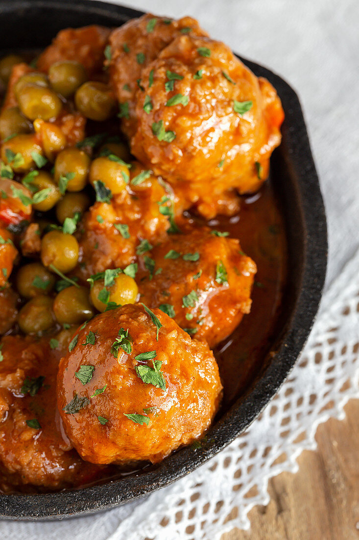 Fleischbällchen mit Erbsen in Tomatensauce