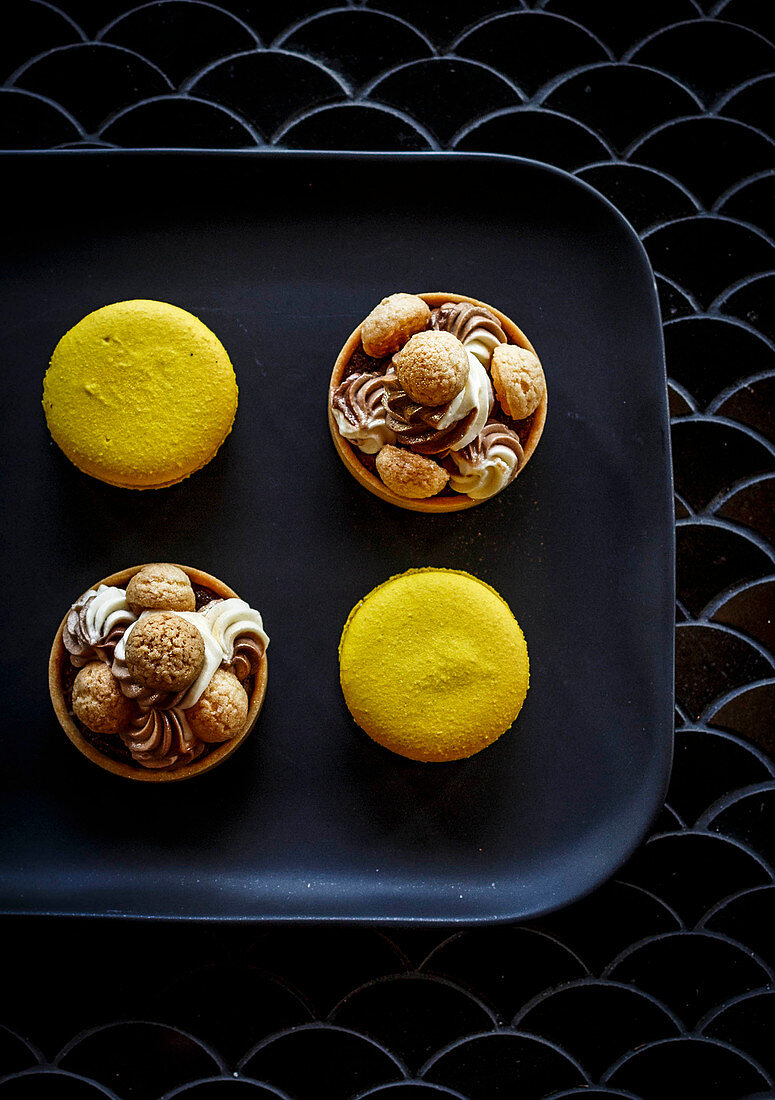Gelbe Macarons und Mandel-Schoko-Törtchen