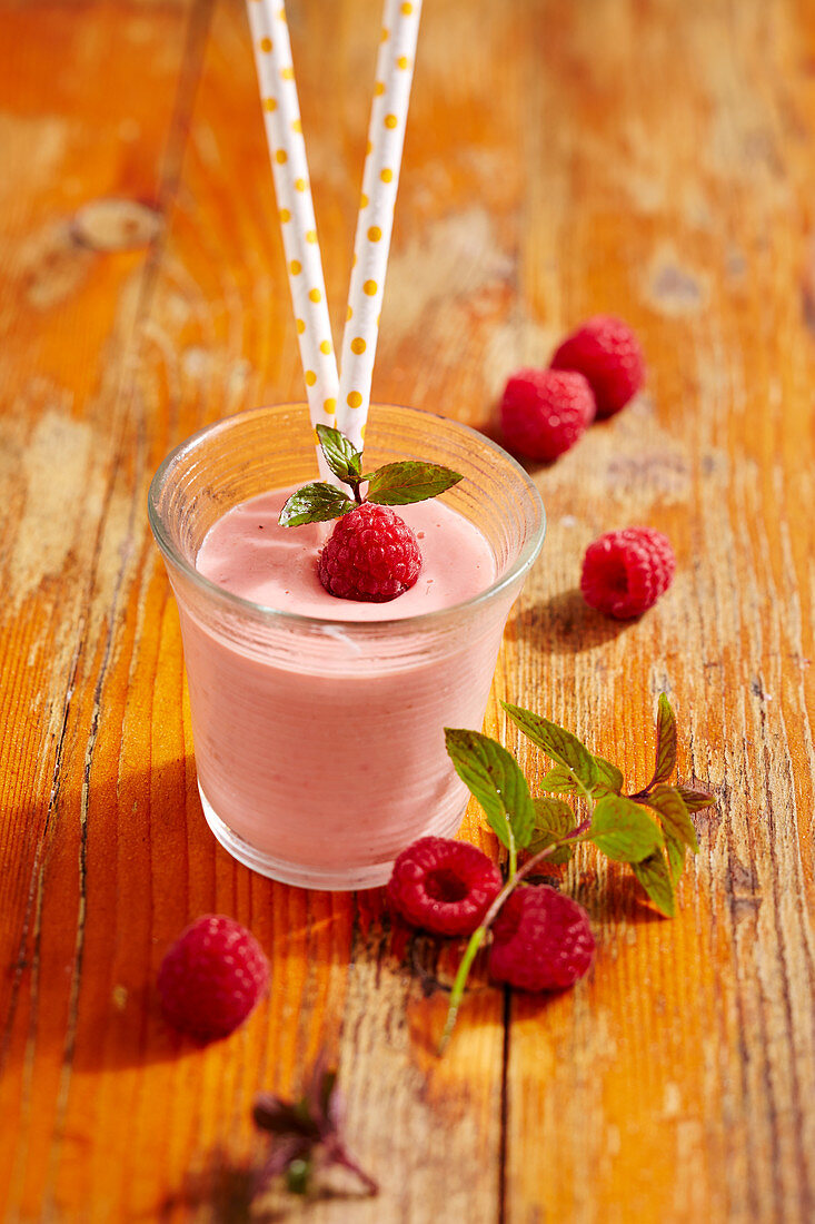 Mango and raspberry smoothie with agave, yoghurt, milk and mint