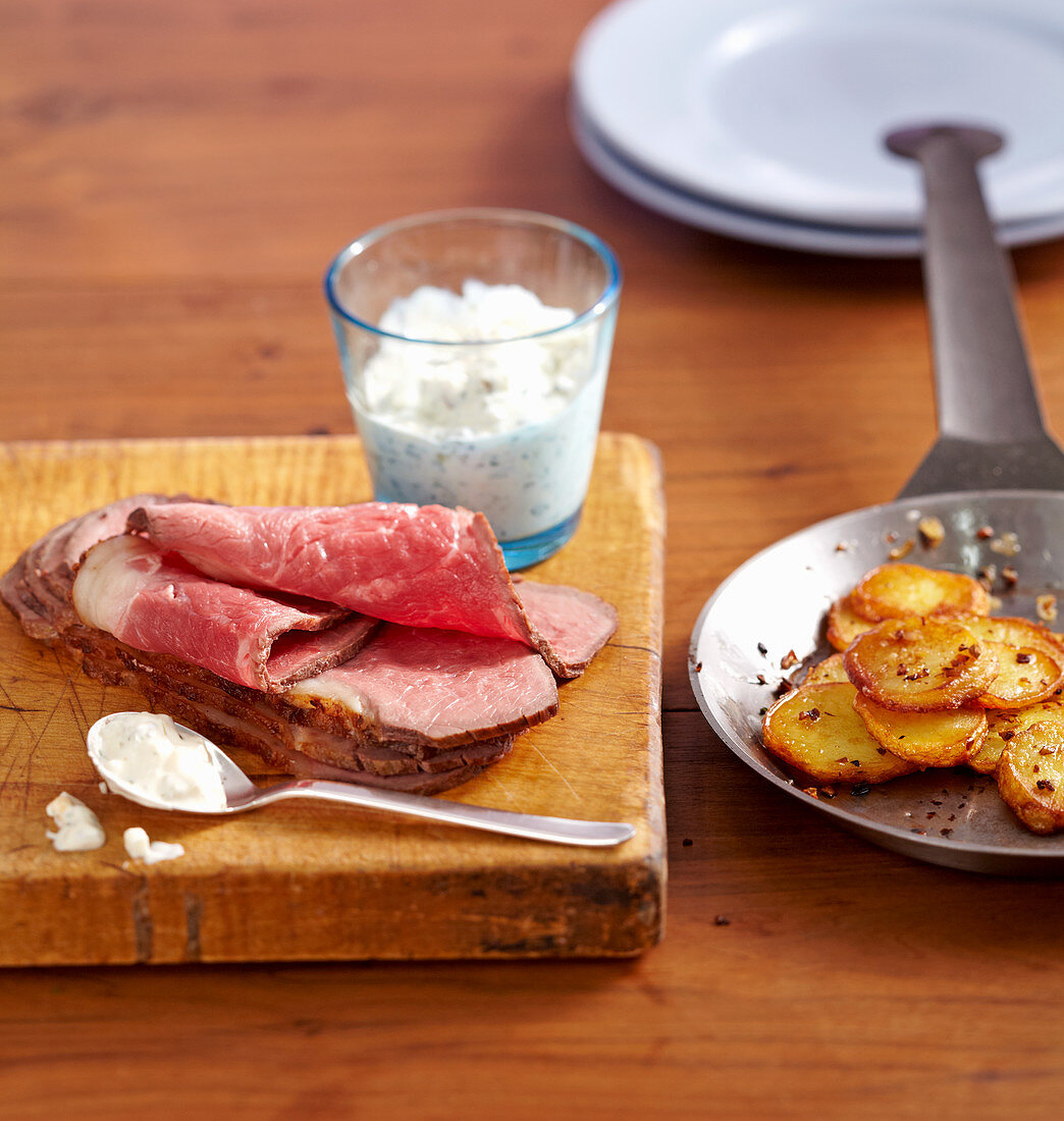 Cold roast beef with fried potatoes and tartare sauce