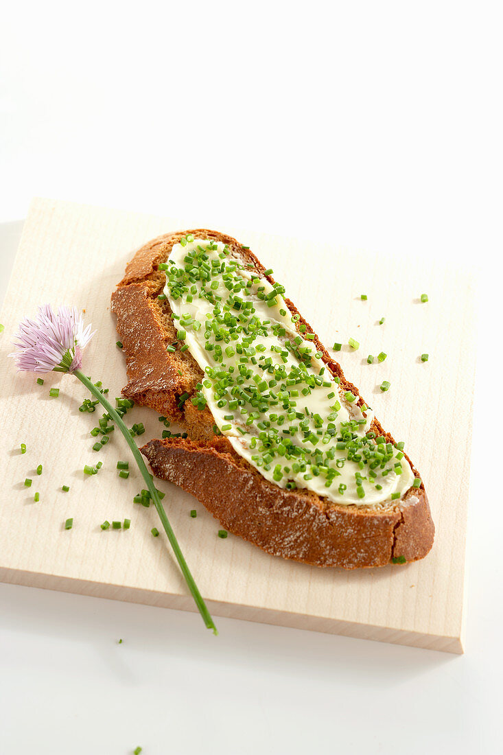 Schnittlauchbrot mit Butter und frischem Schnittlauch