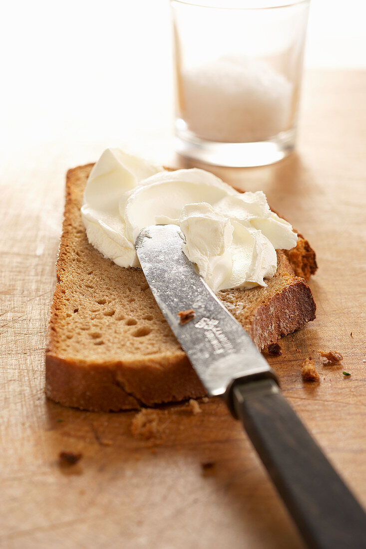 Bauernbrot mit Frischkäse