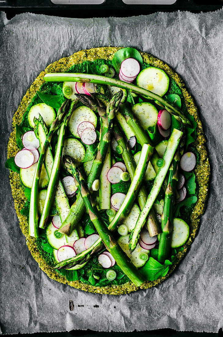 Vegane Gemüsepizza auf Brokkoli-Fladenbrot