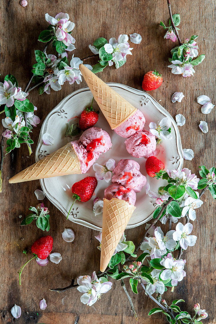 Ice cream with strawberries and mascarpone