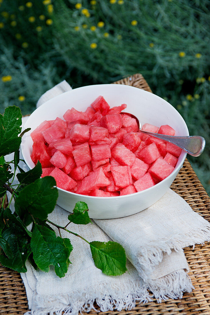 Wassermelonenwürfel in Schüssel