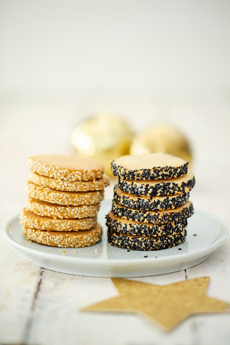 Marzipan-Taler mit zwei Sorten Sesam zu Weihnachten