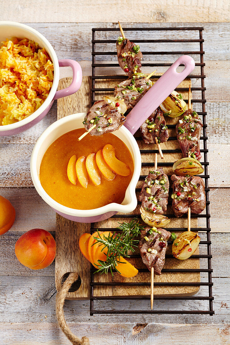 Gegrillte Satespiesse mit Rehfleisch, Aprikosendip aus Neuseeland und Kartoffel-Süsskartoffel-Püree