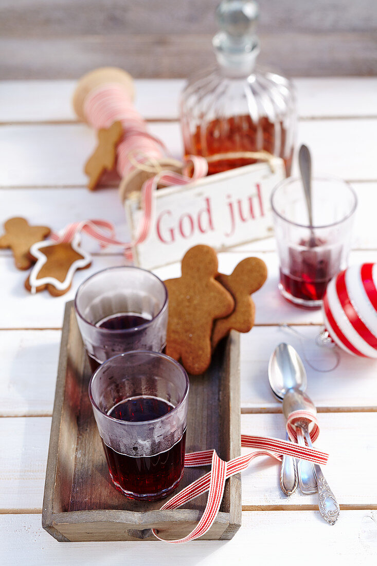 Schwedischer Weihnachtspunsch mit Rotwein, Gewürzen, Rum und Lebkuchen