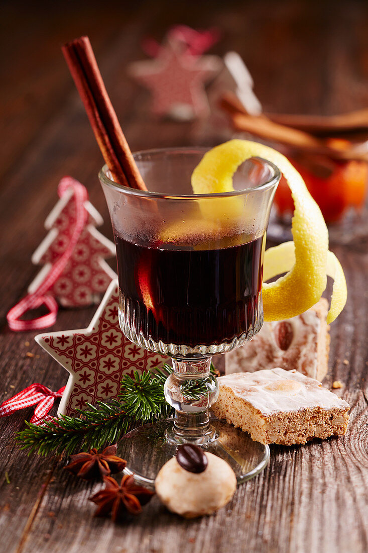 Nürnberger-Christkindl-Glühwein mit Rotwein, Zitrone, Sternanis und Zimt zu Weihnachten