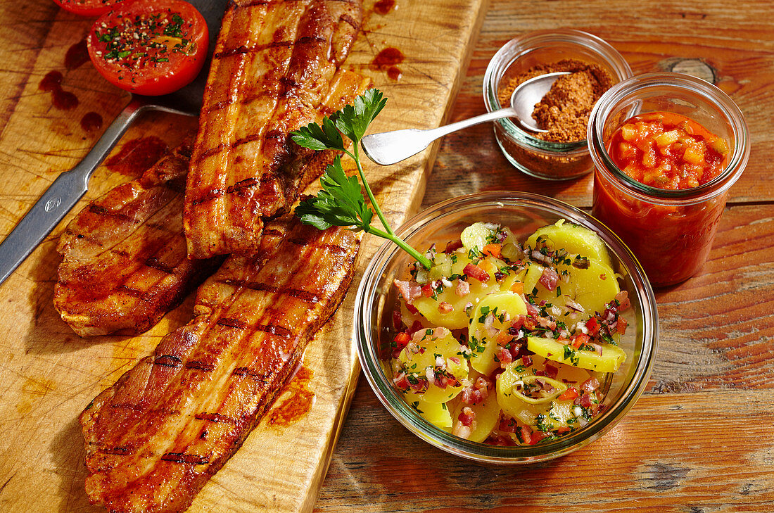 Gegrillte Schweinebauchscheiben mit Kartoffelsalat im Einmachglas, Gewürzmischung und BBQ-Sauce