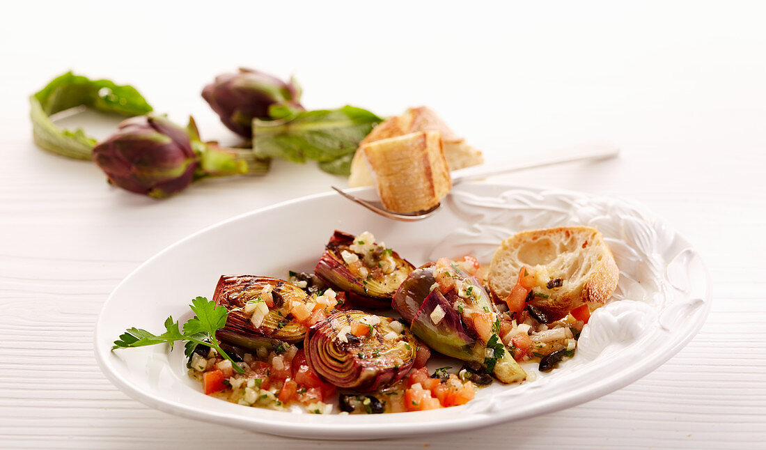 Gegrillte junge Artischocken mit Tomaten-Oliven-Vinaigrette und Weißbrot