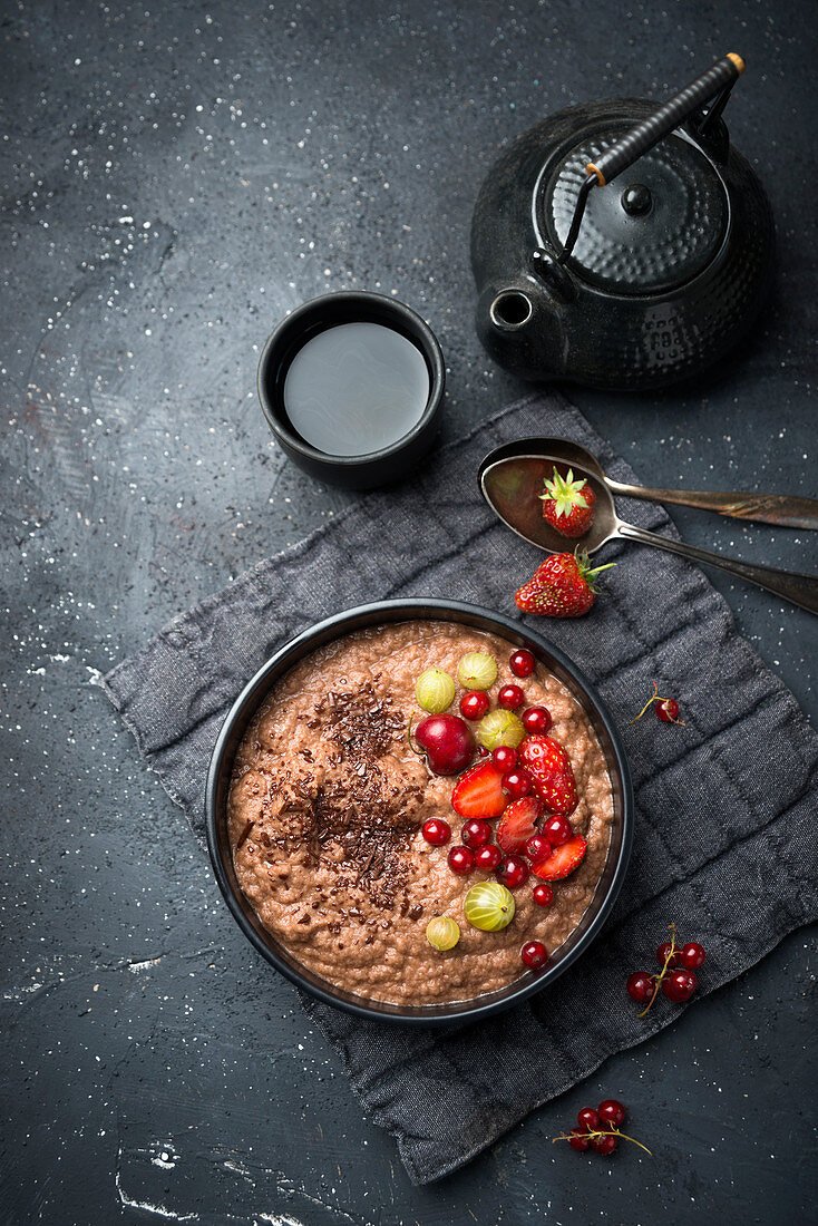 Veganer Schokoladen Hirsebrei mit frischen Früchten