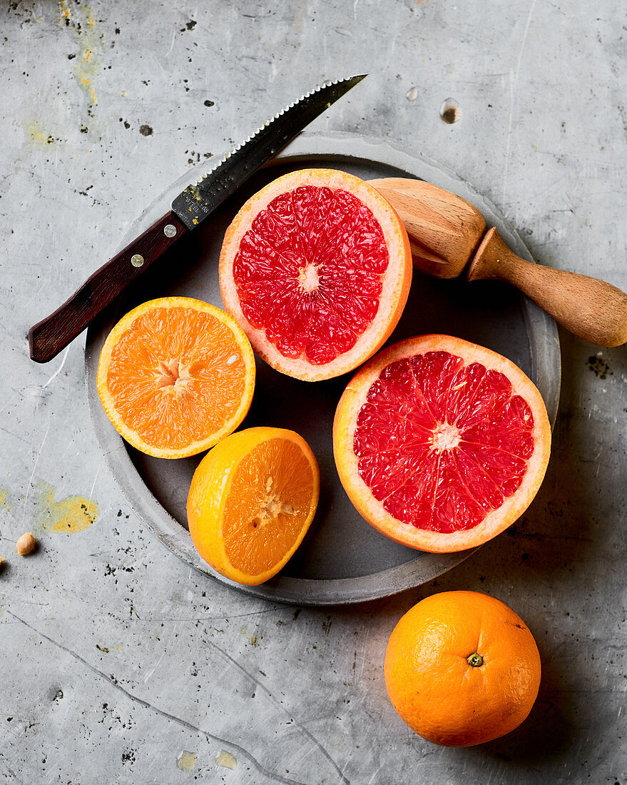 Frisch geschnittene Orangen und Grapefruit zum Auspressen