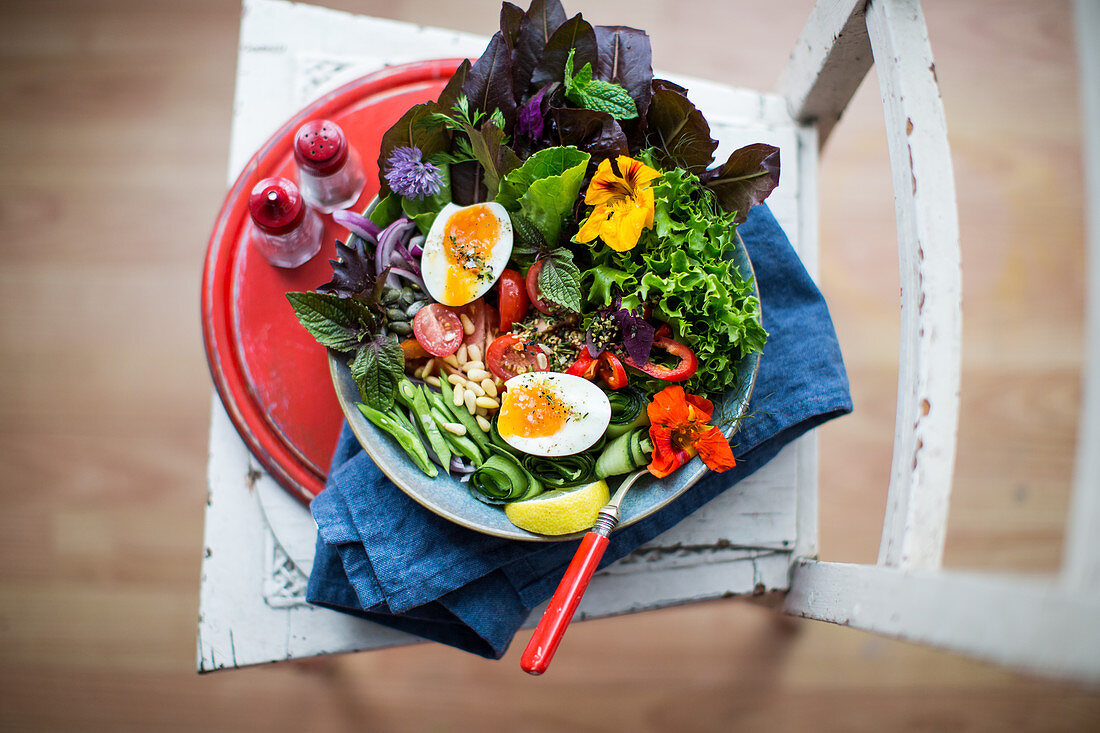 Chilli, cucumber, edible flowers, egg, green beans, lemon, mint, pinenuts, poiled egg, red onion, salad leaves, tomato