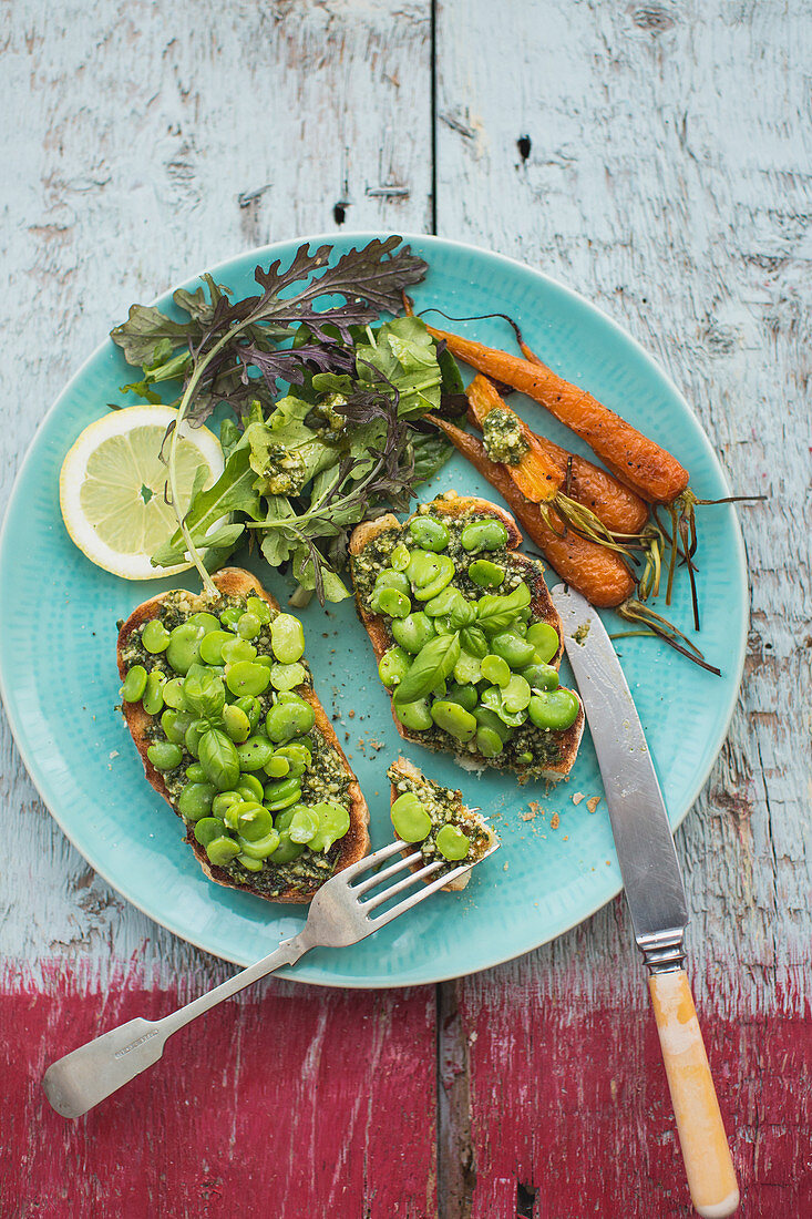 Grilled bread with broad beans, pesto and basil