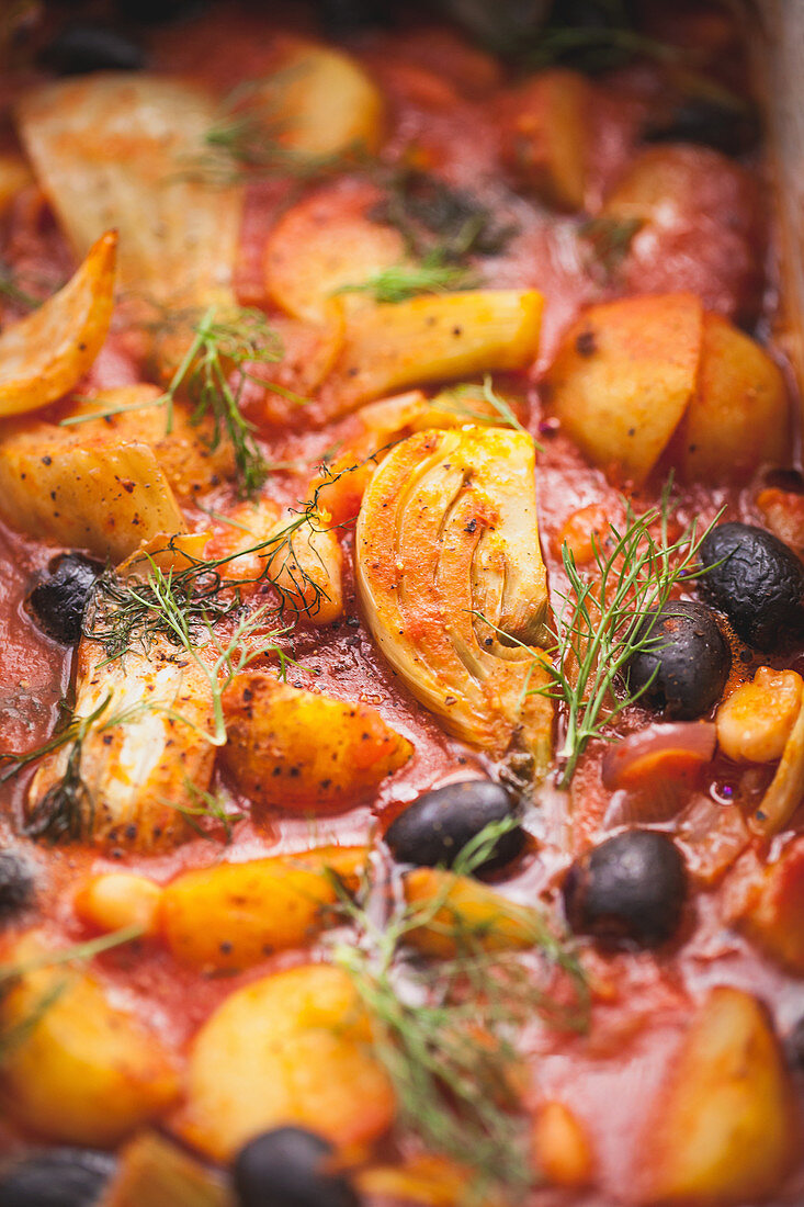 Potatoes with fennel, tomatoes and olives