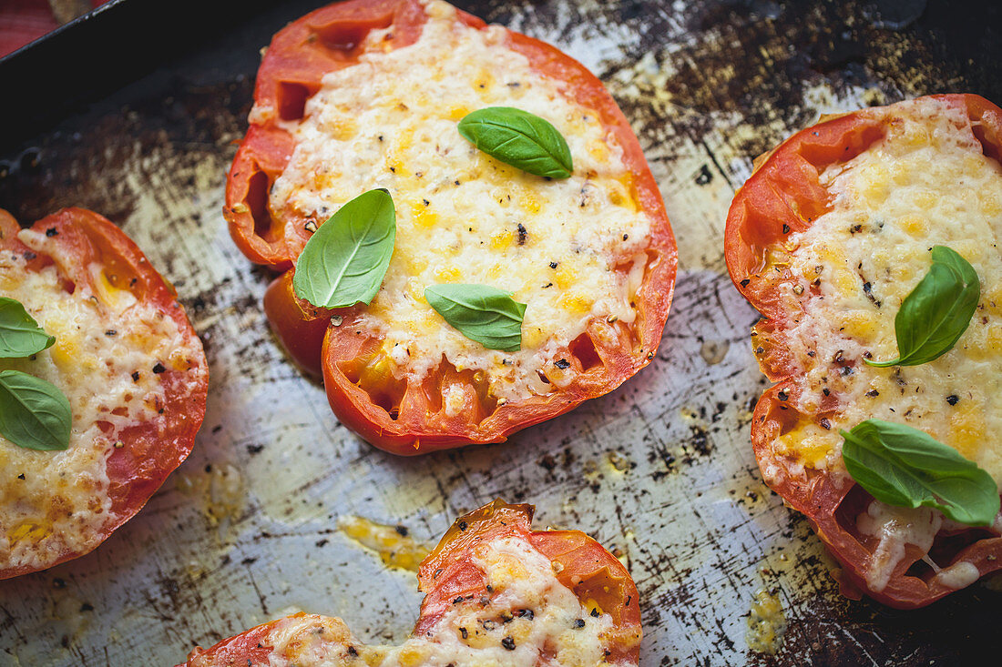 Gratinated tomato slices with cheese and basil