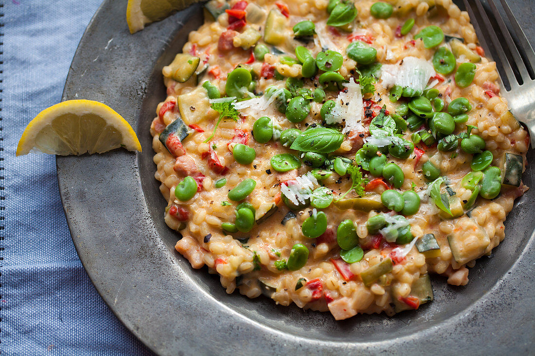 Gerstenrisotto mit Speck, Basilikum, Saubohnen, Paprika und Zucchini