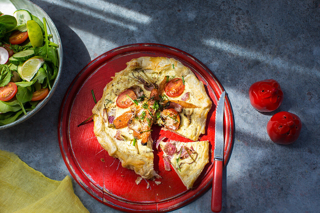 Gemüsepie mit Salat, angeschnitten