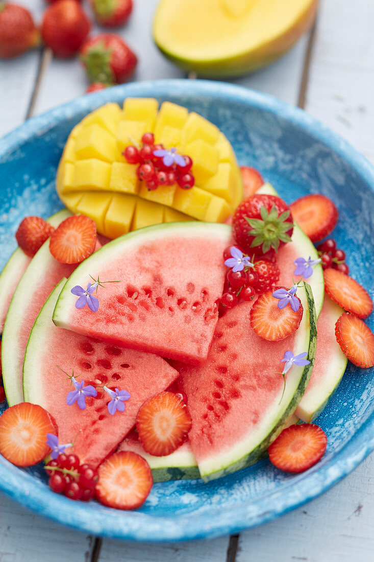 Obstteller mit Mango, Wassermelone und Erdbeeren
