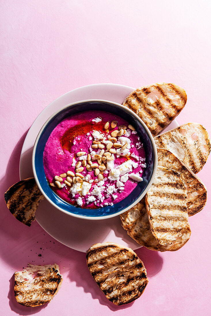 Feta-Rote-Bete-Dip mit Pinienkernen und Olivenöl