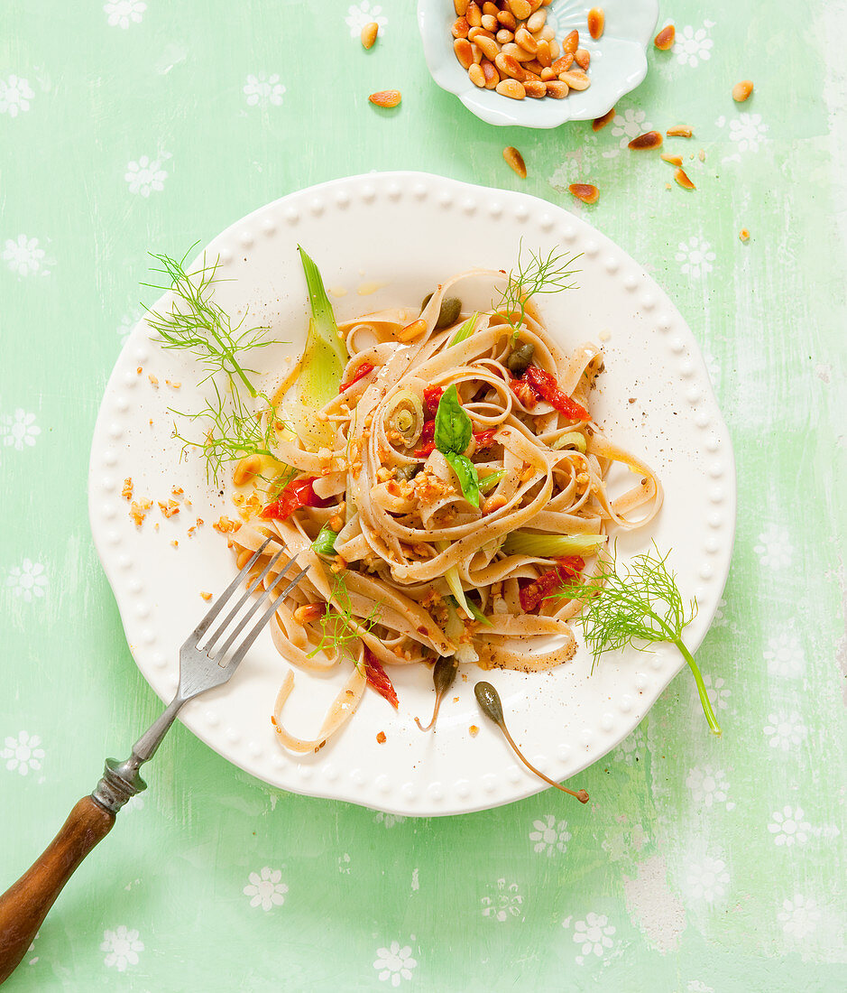 Tagliatelle mit Fenchel, Kapern, getrockneten Tomaten und Pinienkernen