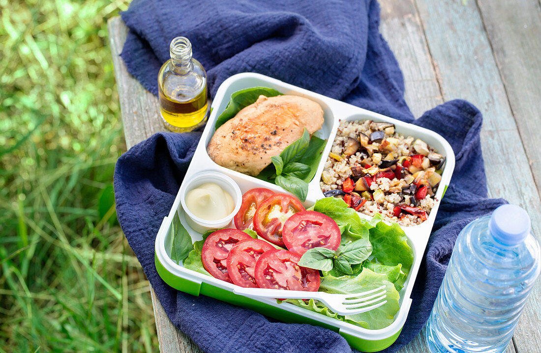 Lunchbox mit Hähnchenbrust, Quinoa, Gemüse und Salat