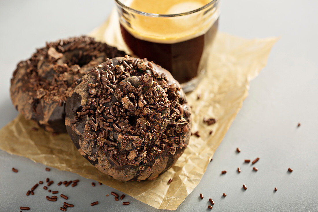 Schokoladendonuts mit Espresso