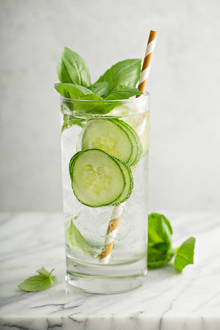 Basilikum-Gurken-Cooler in Longdrinkglas mit Trinkhalm