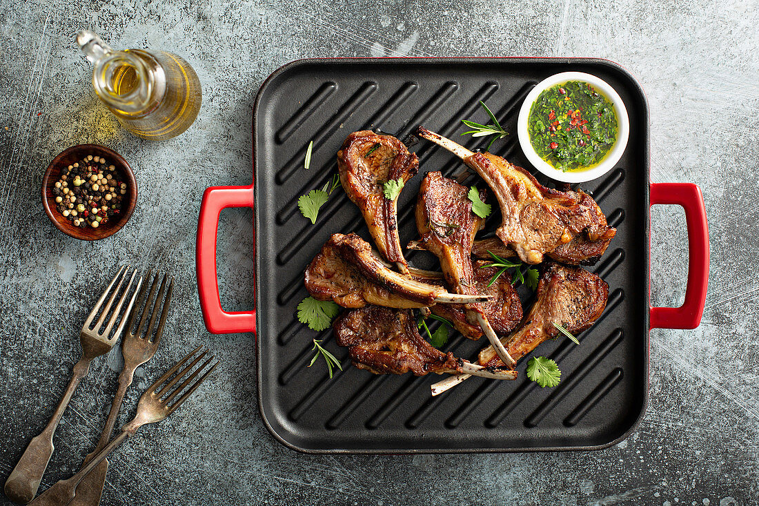 Grilled lamb chops with cilantro and green herb sauce
