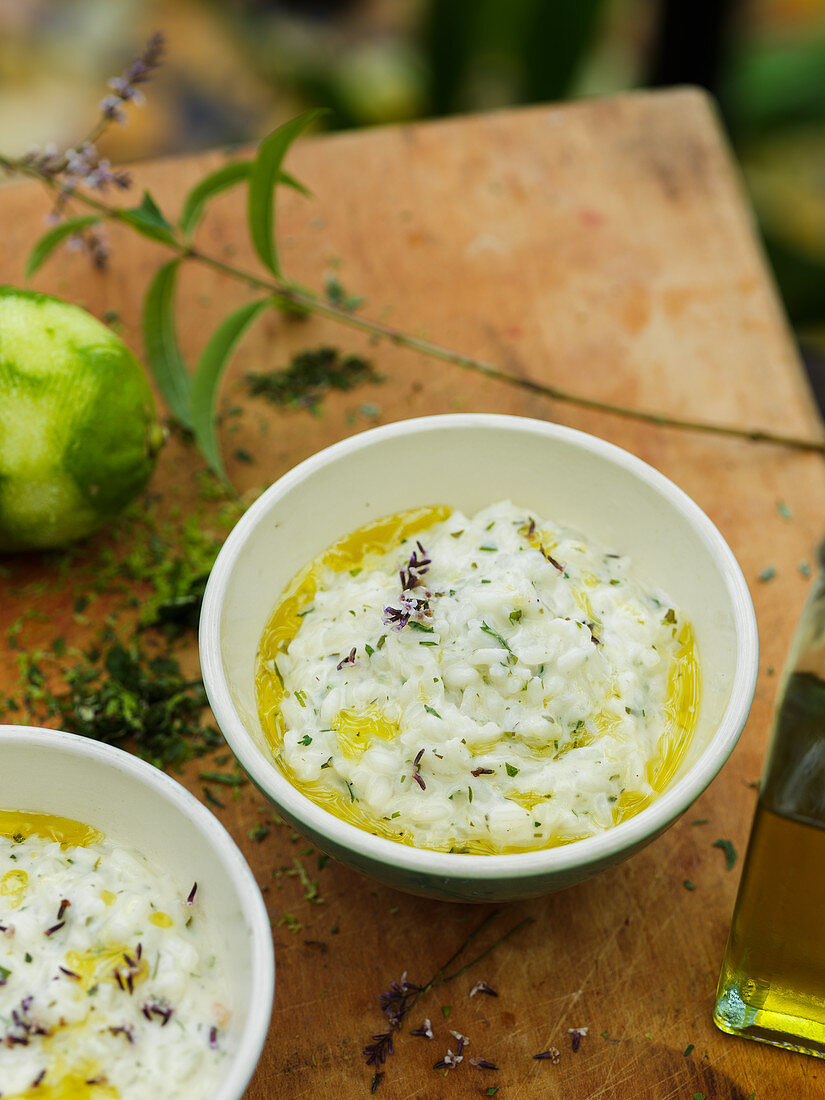 Limetten-Kräuter-Risotto mit Olivenöl