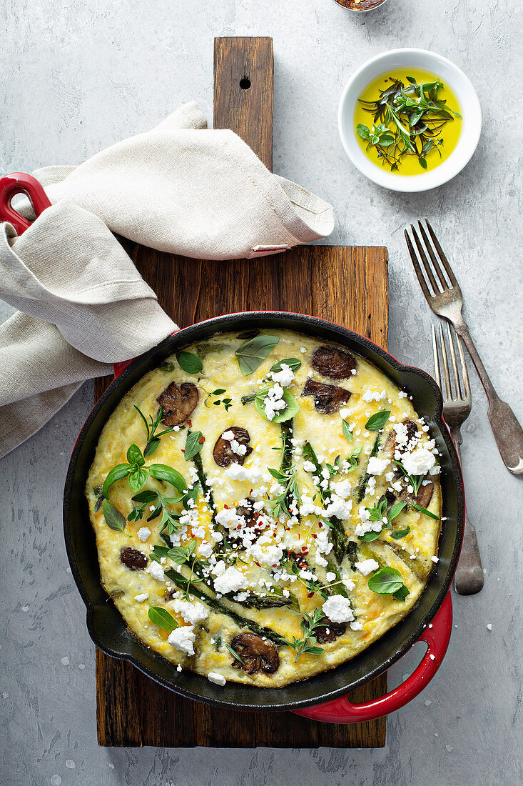 Frittata with green asparagus, mushrooms and goat's cheese