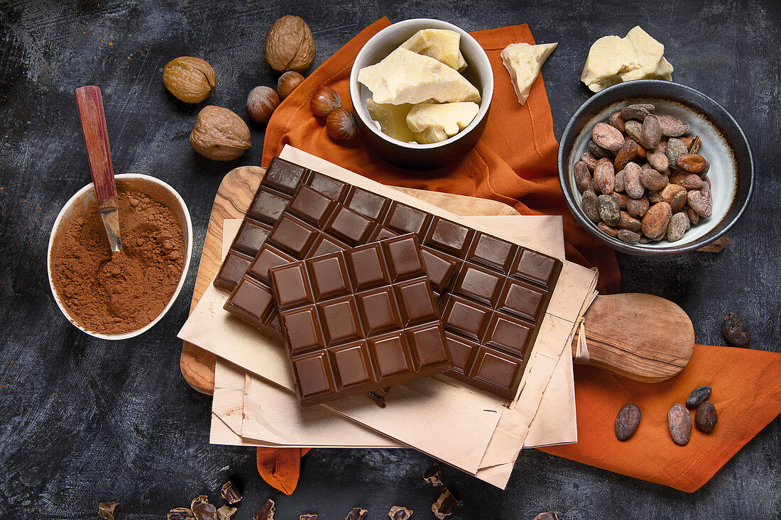 Schokoladentafeln, Kakaopulver, Kakaobutter und Kakaobohnen