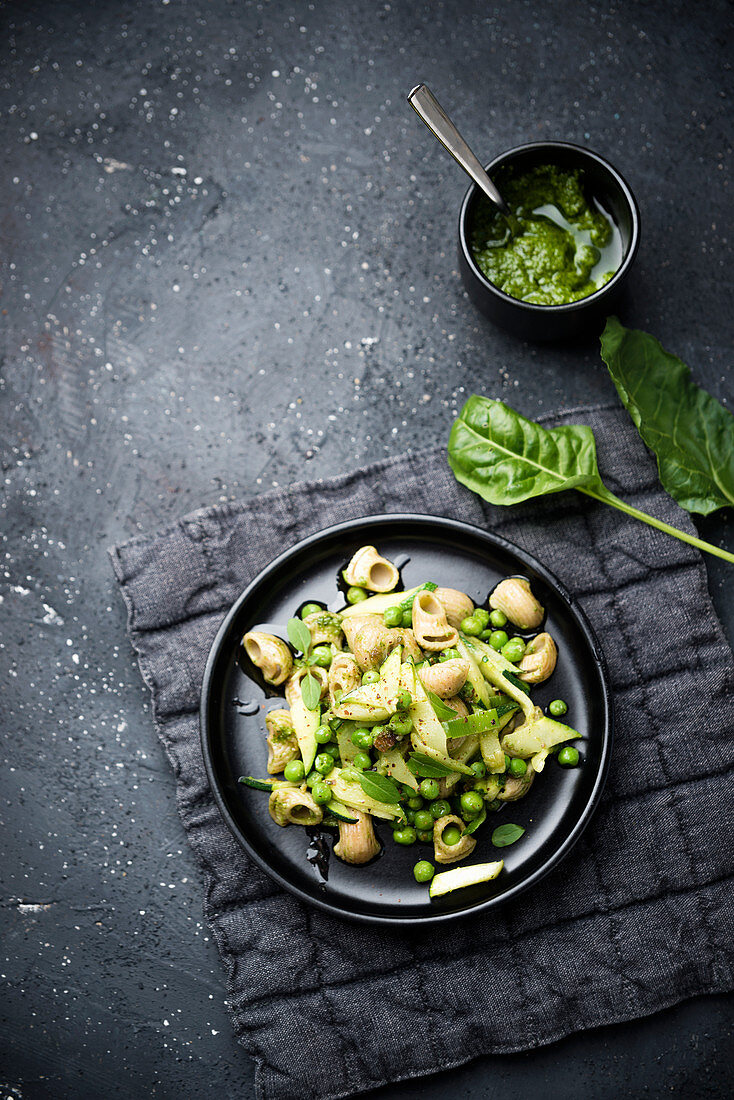 Wholemeal elbow macaroni with chard pesto, peas and leek – vegab