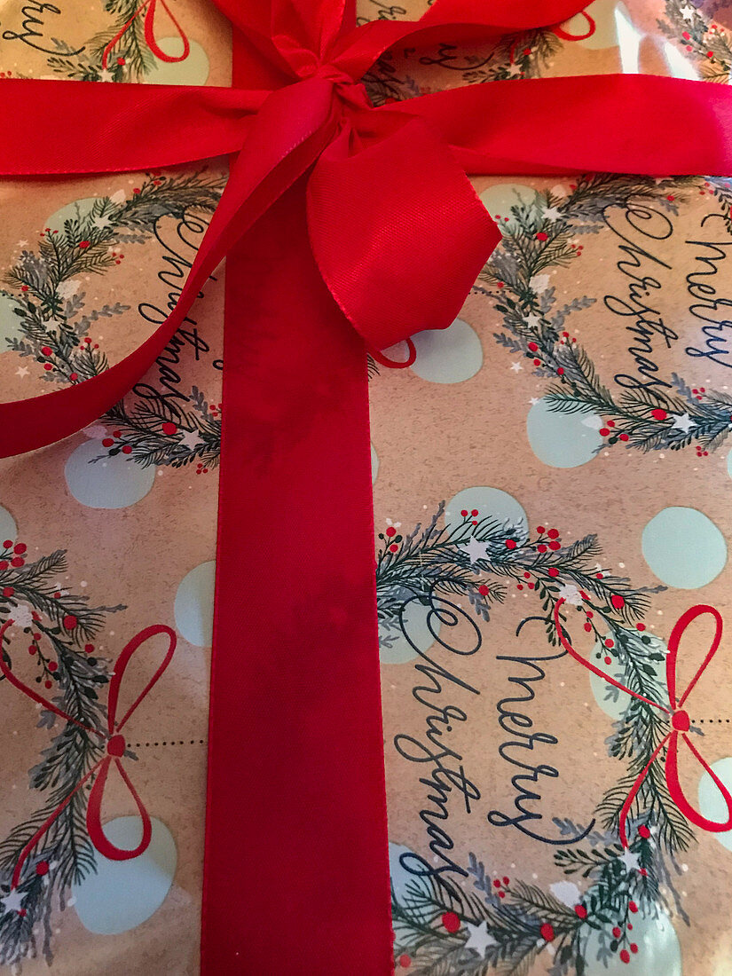 Ausschnitt von Weihnachtspäckchen mit roter Schleife