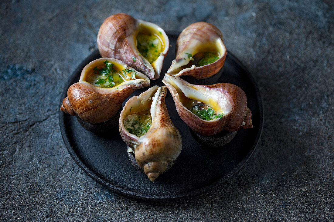 Gebackene Meeresschnecken mit Knoblauch-Kräuterbutter