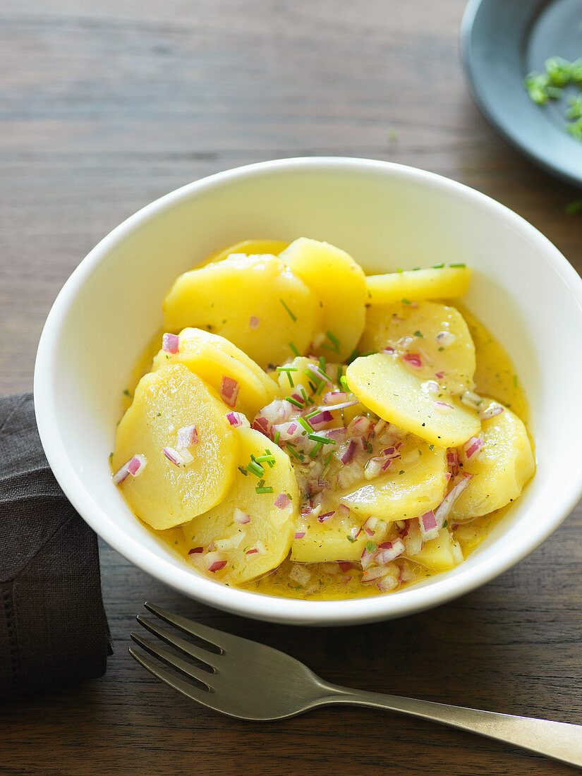 Kartoffelsalat mit roter Zwiebel