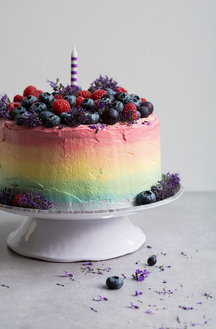 Rainbow Torte mit frischen Beeren