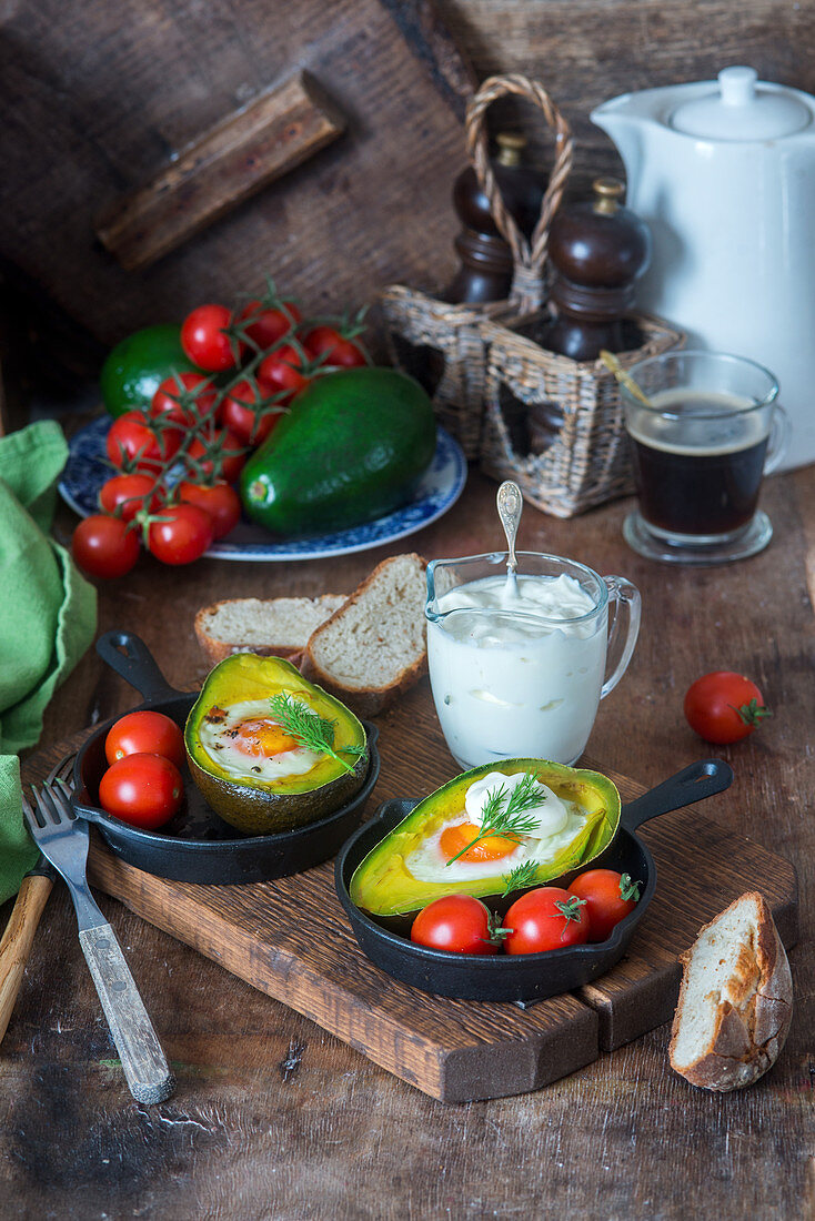 Gebackene Avocado mit Ei und Tomaten