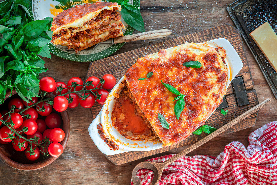 Lasagne mit Tomaten-Fleisch-Sauce und Basilikum