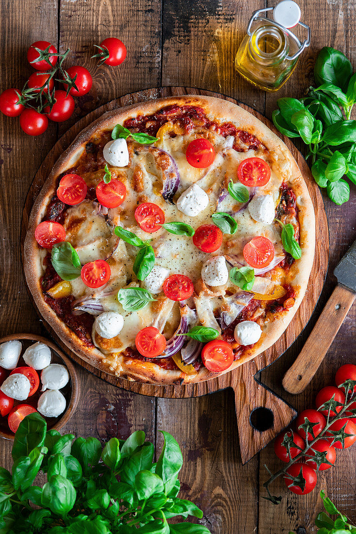 Pizza mit Mozzarelline und Tomaten