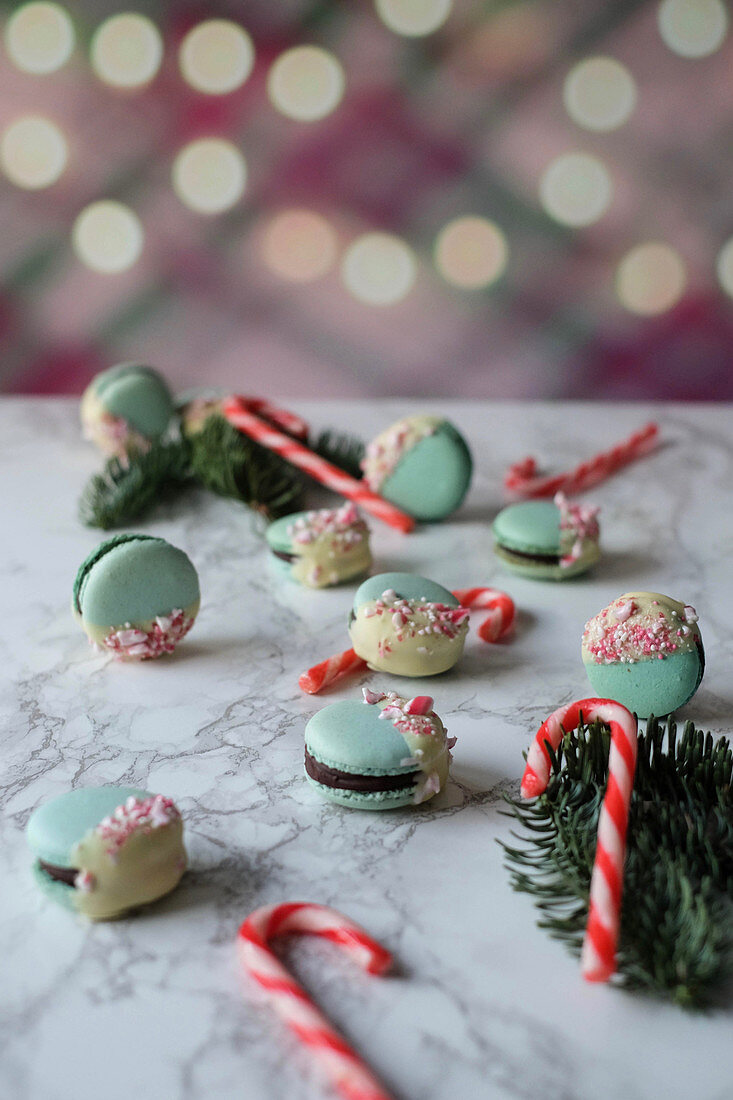 Weihnachts-Macarons mit Zuckerstangen