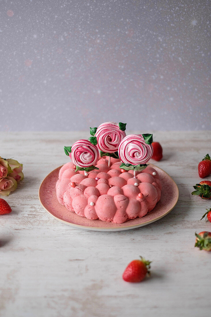 Erdbeermousse-Wolken-Kuchen mit Baiserblüten