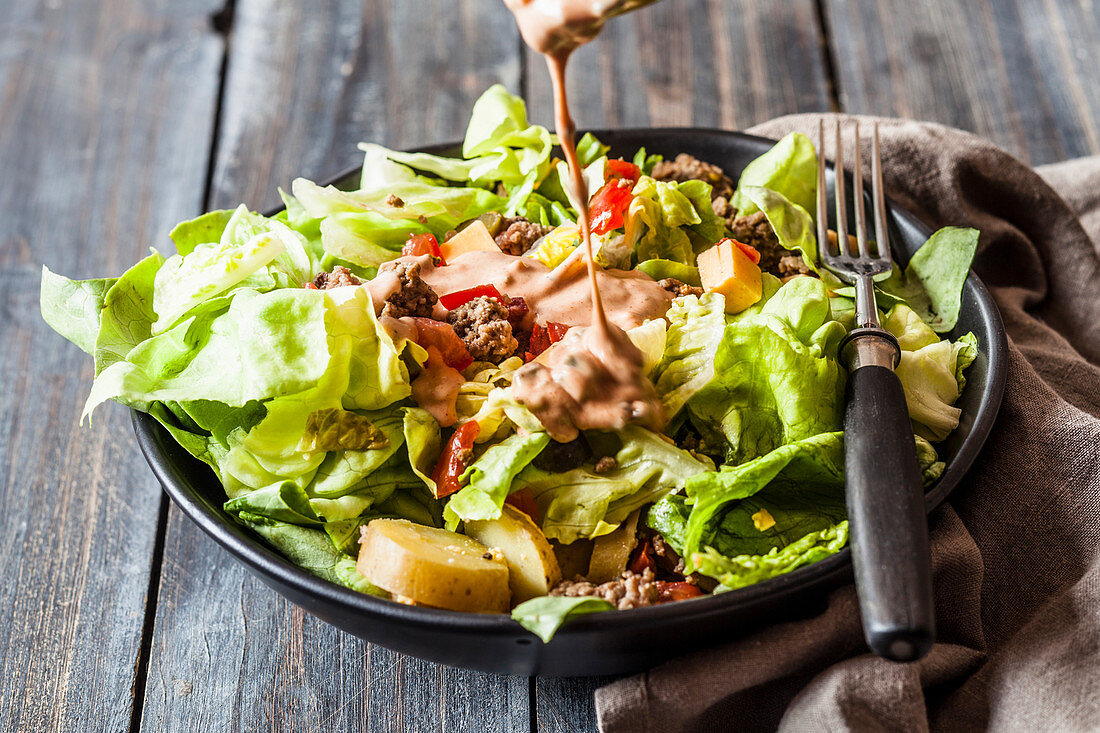 Salat nach Burger Art mit Hackfleisch, Gurke, Käse und Cocktailsauce