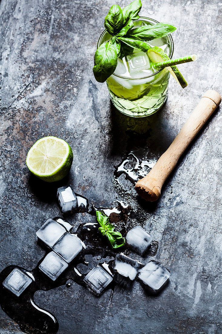 Gin Basil Smash (Cocktail mit Basilikum, Gin und Eiswürfeln)